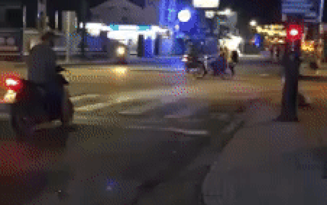 Sợ gặp tai nạn không lường trước giống vụ container đâm loạt xe máy, người đàn ông tung 'cao kế' lúc chờ đèn đỏ Ảnh 2