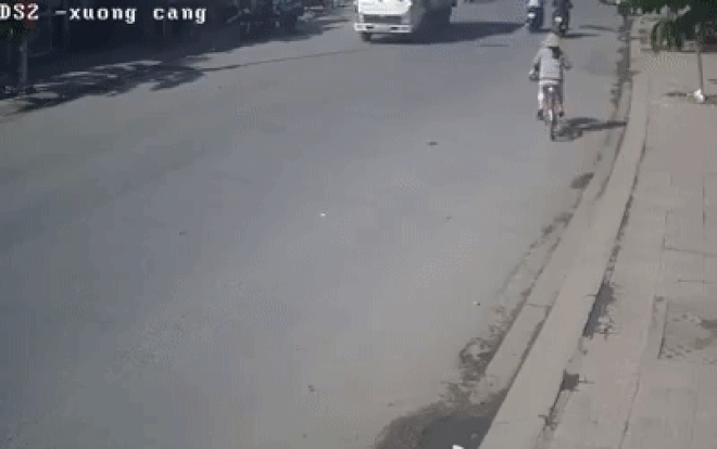 Thót tim clip người phụ nữ may mắn thoát khỏi tử thần sau khi bị xe đầu kéo tông trúng Ảnh 2