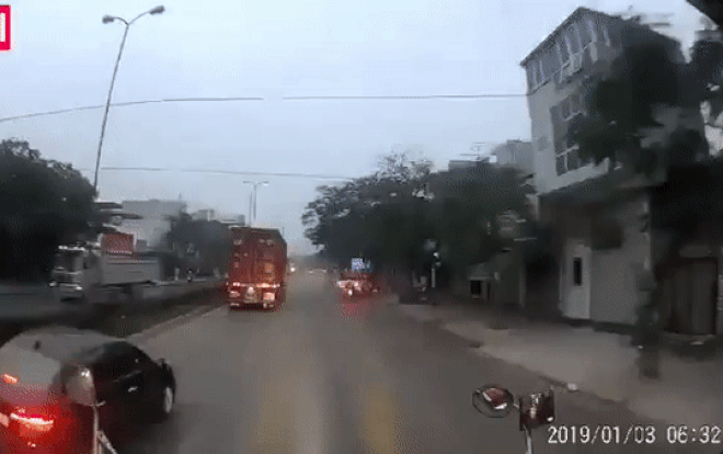 Cố tình vượt container, tài xế xe bán tải bất ngờ mất lái đâm sầm vào gốc cây ven đường Ảnh 2