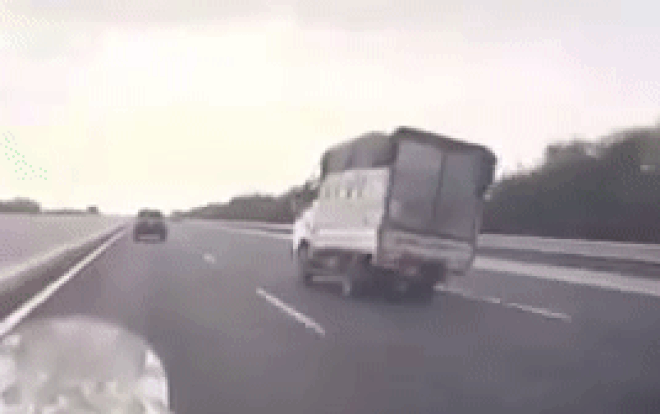 Xe tải bất ngờ nổ lốp, đánh võng rồi lật nhào 'phơi bụng' giữa đường cao tốc Ảnh 2