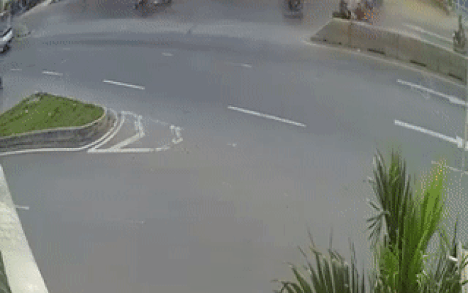 Rùng mình clip qua đường băng băng như không có ai, người đàn ông bị ô tô tông văng cả chục mét Ảnh 2