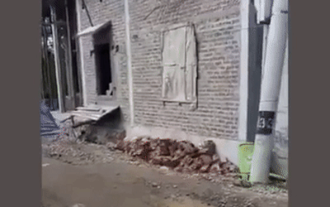 Cả căn nhà lớn đang xây dở bị 'hà bá' nuốt chửng trong tích tắc trước sự bất lực của gia chủ Ảnh 2