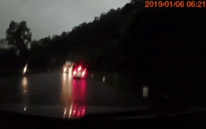 Container 'ôm cua' vừa nhanh vừa rộng, vẩy mạnh đuôi khiến chiếc ô tô ngược chiều đâm sầm qua vệ đường Ảnh 2