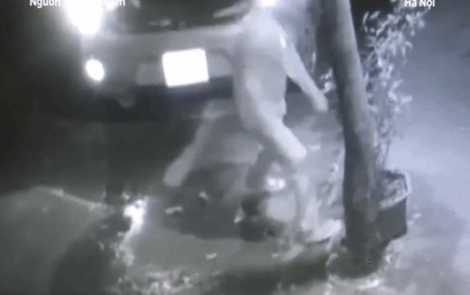 Người đàn ông đi xe sang nhanh tay bưng chậu hoa trước cửa nhà dân lúc rạng sáng khiến nhiều người ngao ngán Ảnh 2