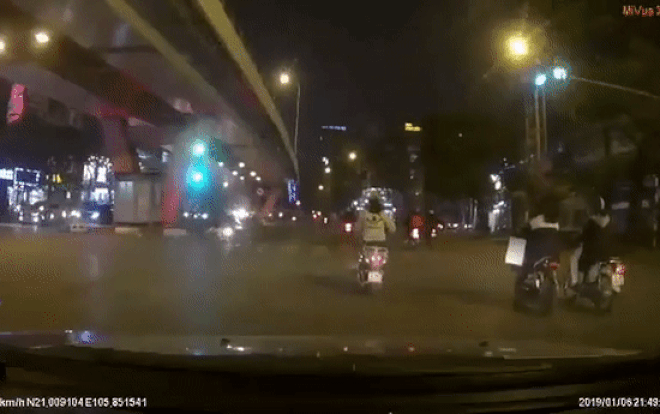 Vượt đèn đỏ bị kẻ đi ngược chiều tông trực diện, cư dân mạng lắc đầu ngao ngán 'chẳng thể bênh vực ai' Ảnh 2