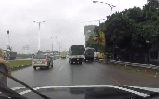 Clip: Container phóng nhanh trên đường trơn trượt bất ngờ bị mất lái 'ủi' thẳng vào đuôi ô tô đi phía trước Ảnh 2