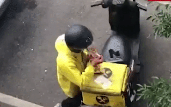 Người giao hàng bị bắt gặp ăn vụng rồi 'chùi mép' kỹ càng trước khi giao cho khách Ảnh 2