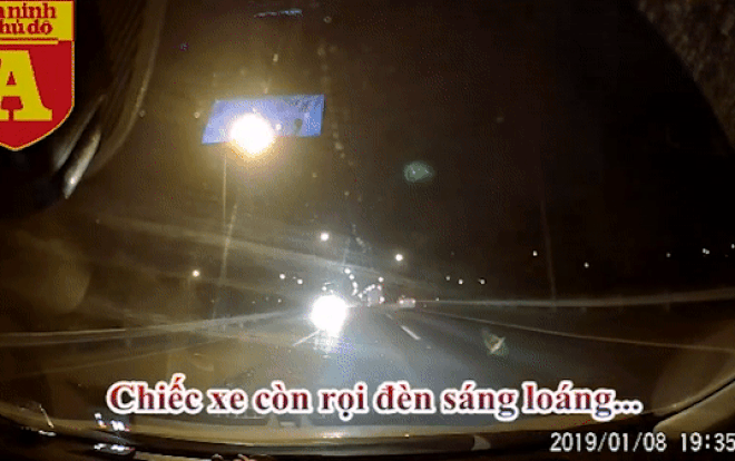 Ô tô ngang nhiên bật đèn pha chạy ngược chiều trong đêm trên Đại lộ Thăng Long gây bức xúc Ảnh 2