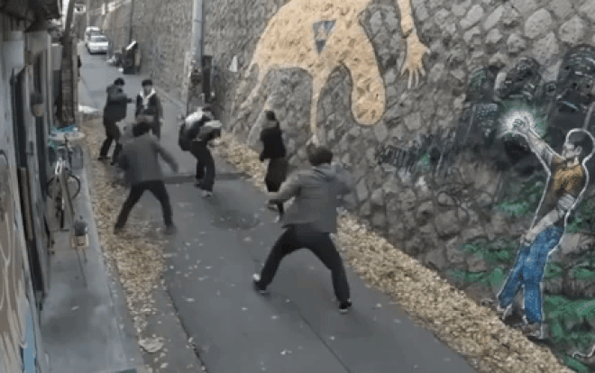 6 nam sinh lao vào trêu ghẹo cô gái trong ngõ vắng và cái kết khiến ai cũng há hốc mồm Ảnh 2