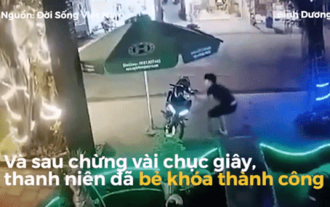 Nam thanh niên bẻ khóa chiếc xe máy đắt tiền trước quán nước không có người trông coi rồi tẩu thoát trong chớp nhoáng Ảnh 2