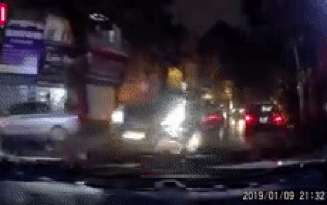 Nam thanh niên ngang nhiên 'cuỗm' chiếc laptop nhân lúc chủ tiệm thuốc tây ngủ quên Ảnh 2