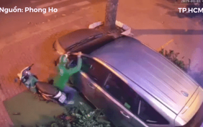 Nam thanh niên mặc đồng phục Grab dùng vai bẻ kính chiếu hậu ô tô khiến nhiều người ngao ngán Ảnh 2