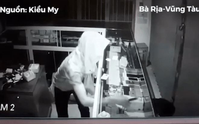 Tên trộm lấy áo sơ mi trùm kín mít mặt lẻn vào cửa hàng điện thoại trộm nhiều tài sản giá trị Ảnh 2