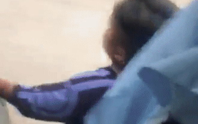 Cậu bé mới 11 tuổi đã đi làm phụ xe đứng sát mép cửa vẫy tay gọi khách khiến nhiều người không nén được cảm xúc Ảnh 2