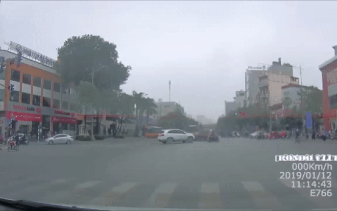 Sang đường ẩu, người phụ nữ chở theo con trai nhỏ va vào đầu ô tô ngã lăn ra đường và cách ứng xử gây chú ý của tài xế Ảnh 2