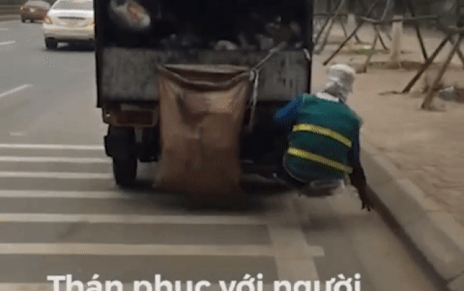 Công nhân môi trường bám chặt đuôi xe tải để nhặt rác khiến nhiều người hốt hoảng Ảnh 2
