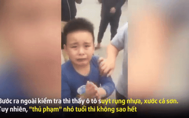 Lỡ va xe đạp vào đầu ô tô, cậu bé khóc nức nở chắp tay xin tài xế tha lỗi gây sốt cộng đồng mạng Ảnh 2