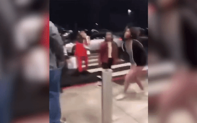 Người đàn ông cao to gây sốc khi đấm bé gái da màu ngã xuống đất Ảnh 2