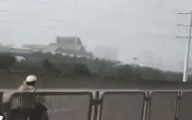 Hoảng hồn clip người phụ nữ bất chấp nguy hiểm phóng xe vun vút trên đường vành đai 3 trên cao Ảnh 2