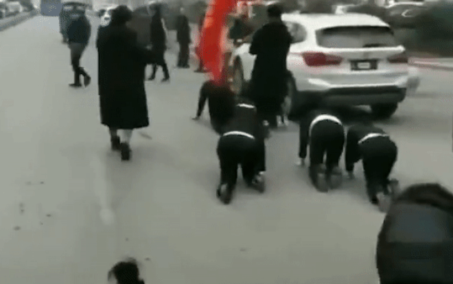 Công ty Trung Quốc ép phạt nhân viên bò trên đường giữa trời lạnh giá khiến dân tình phẫn nộ Ảnh 2