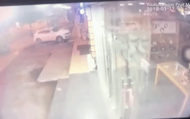 Kẻ trộm phi thân lao vỡ cửa kính lấy cắp điện thoại nhưng không ngờ gặp phải cái kết hẩm hiu Ảnh 2