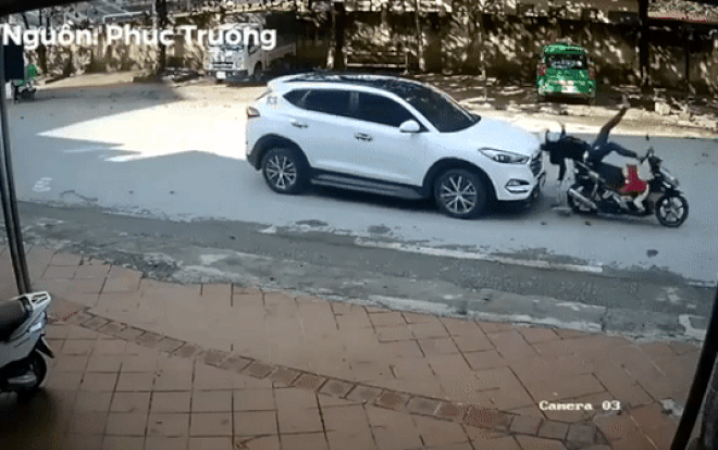 Vừa dừng đèn đỏ bị ô tô đâm mạnh từ phía sau, người phụ nữ và con nhỏ ngã văng ra đường Ảnh 2