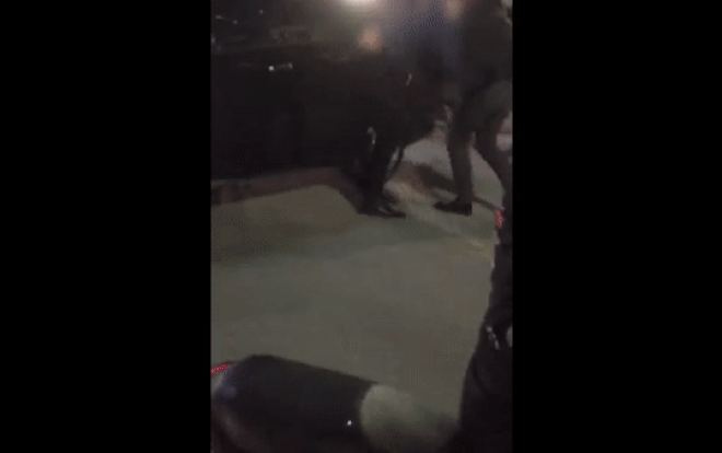 Va chạm giao thông, nam thanh niên đi SH và tài xế ô tô lao vào đánh nhau túi bụi mặc kệ mọi người can ngăn Ảnh 2