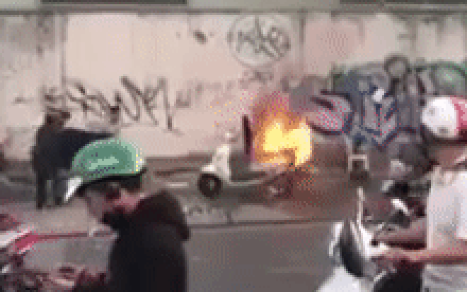 Xe tay ga bốc cháy ngùn ngụt khi đang lưu thông trên đường trước sự bất lực của 2 vợ chồng Ảnh 2