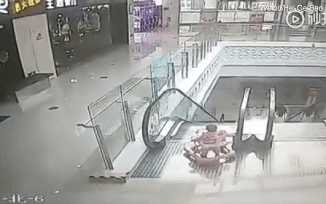 Bé 9 tháng tuổi ngồi xe tập đi ngã nhào xuống thang cuốn Ảnh 2