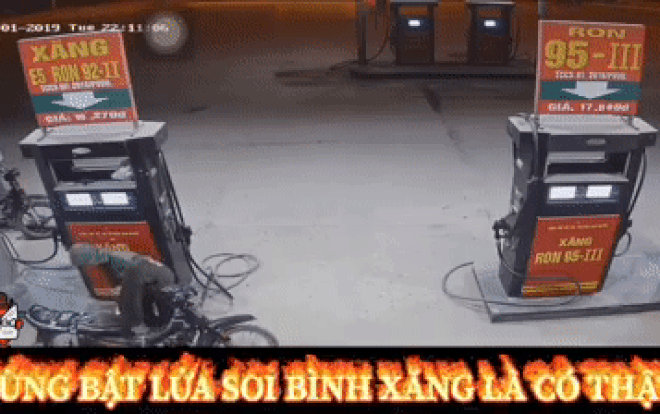 Clip thanh niên 'rảnh việc' dùng bật lửa soi bình xăng và cái kết không thể đắng hơn Ảnh 2