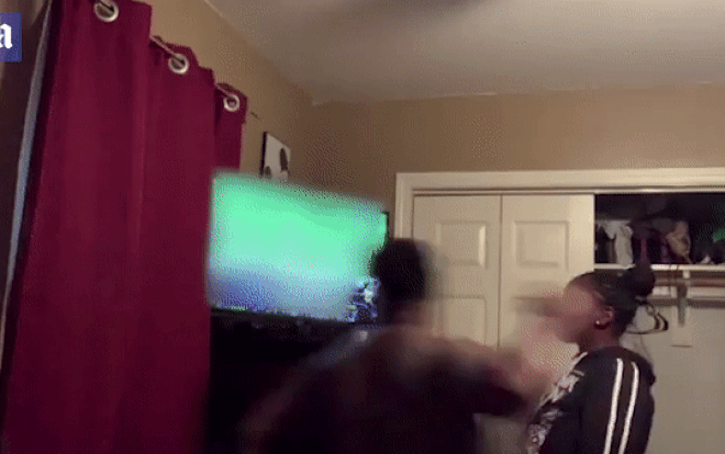 Người đàn ông tức giận đấm vỡ TV vì đội nhà thua cuộc Ảnh 2