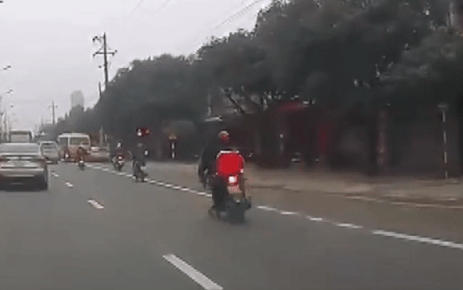 Clip: Thanh niên ngã đập đầu xuống đường sau khi đâm phải chó thả rông đang băng qua đường Ảnh 2