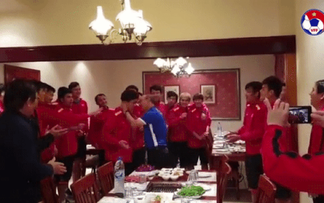 Nhân dịp sinh nhật lần thứ 24, Công Phượng được thầy Park Hang Seo hôn lên má khiến anh 'ngượng đỏ mặt' Ảnh 2