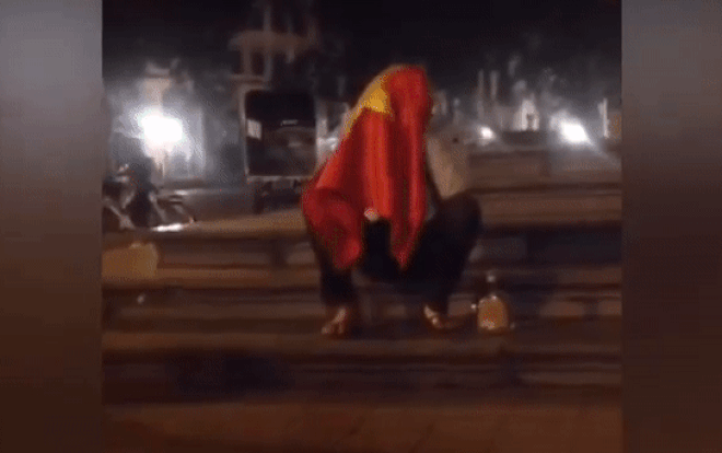 Bắt gặp thanh niên ngồi khóc dưới cờ Tổ quốc gần 1 tiếng đồng hồ sau khi đội nhà thua trận Ảnh 2