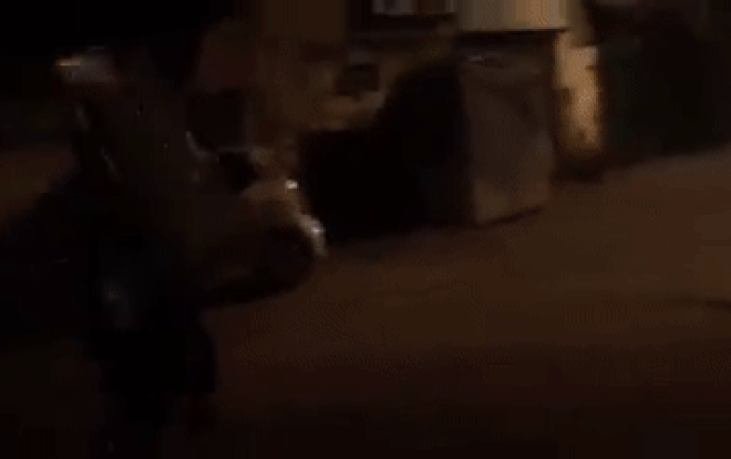 Bực tức vì Việt Nam thua Nhật Bản, người đàn ông vác tivi mới mua 14 triệu ném ra bãi rác vỡ tan tành khiến vợ gào khóc Ảnh 2