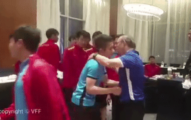 Chia tay học trò về Hàn Quốc, HLV Park Hang-seo ôm hôn từng cầu thủ gây xúc động mạnh Ảnh 2