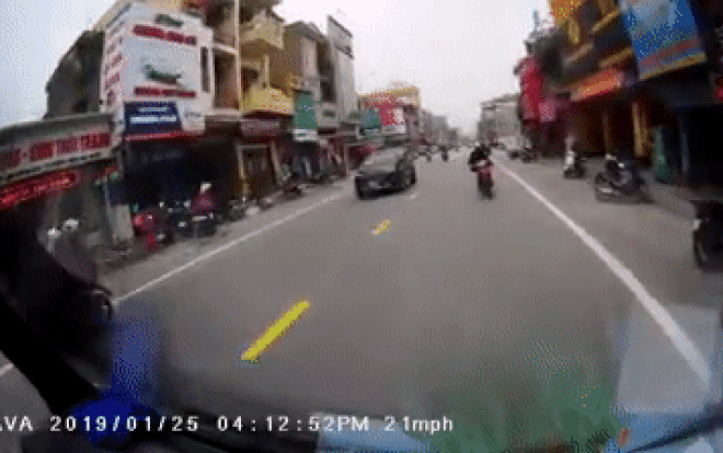 Người đàn ông say rượu lái xe máy đánh võng lao thẳng vào ô tô ngã lăn giữa đường khiến nhiều người hoảng sợ Ảnh 2