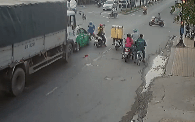 Xe tải tông liên hoàn khi các phương tiện đang đứng chờ đèn đỏ, người đàn ông đi xe máy thoát chết thần kỳ Ảnh 2