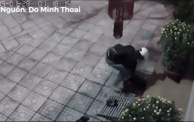 Tên trộm rón rén đến trước cửa nhà dân lấy… đôi dép cũ rồi vội vã bỏ chạy khiến nhiều người phì cười Ảnh 2