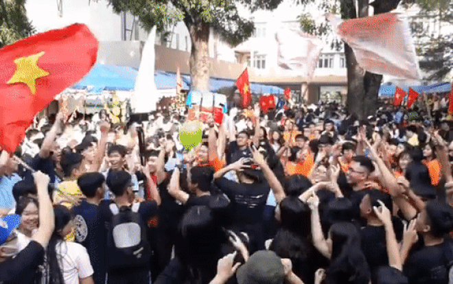 Hôm nay hàng triệu học sinh nghỉ Tết, đua nhau lên mạng khoe clip 'quẩy banh nóc' trong lễ hội mừng xuân ở trường Ảnh 2