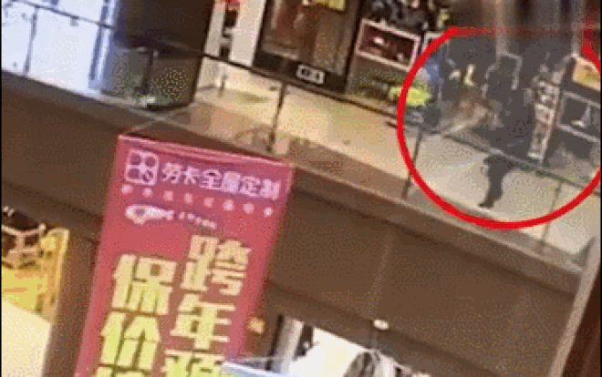 Người đàn ông ném bé gái từ tầng 3 trung tâm thương mại vì gặp áp lực muốn tự tử Ảnh 2