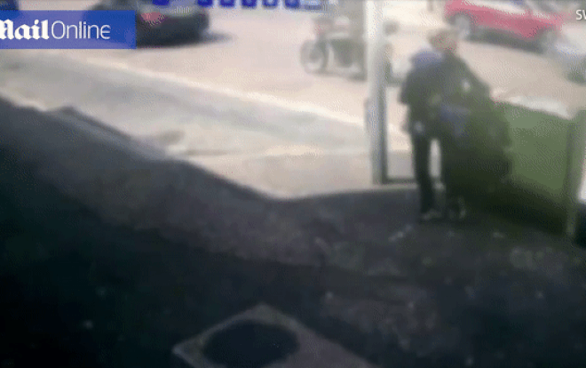 Thót tim khoảnh khắc người cha bế con tránh kịp 'xe điên' lao thẳng lên vỉa hè Ảnh 2