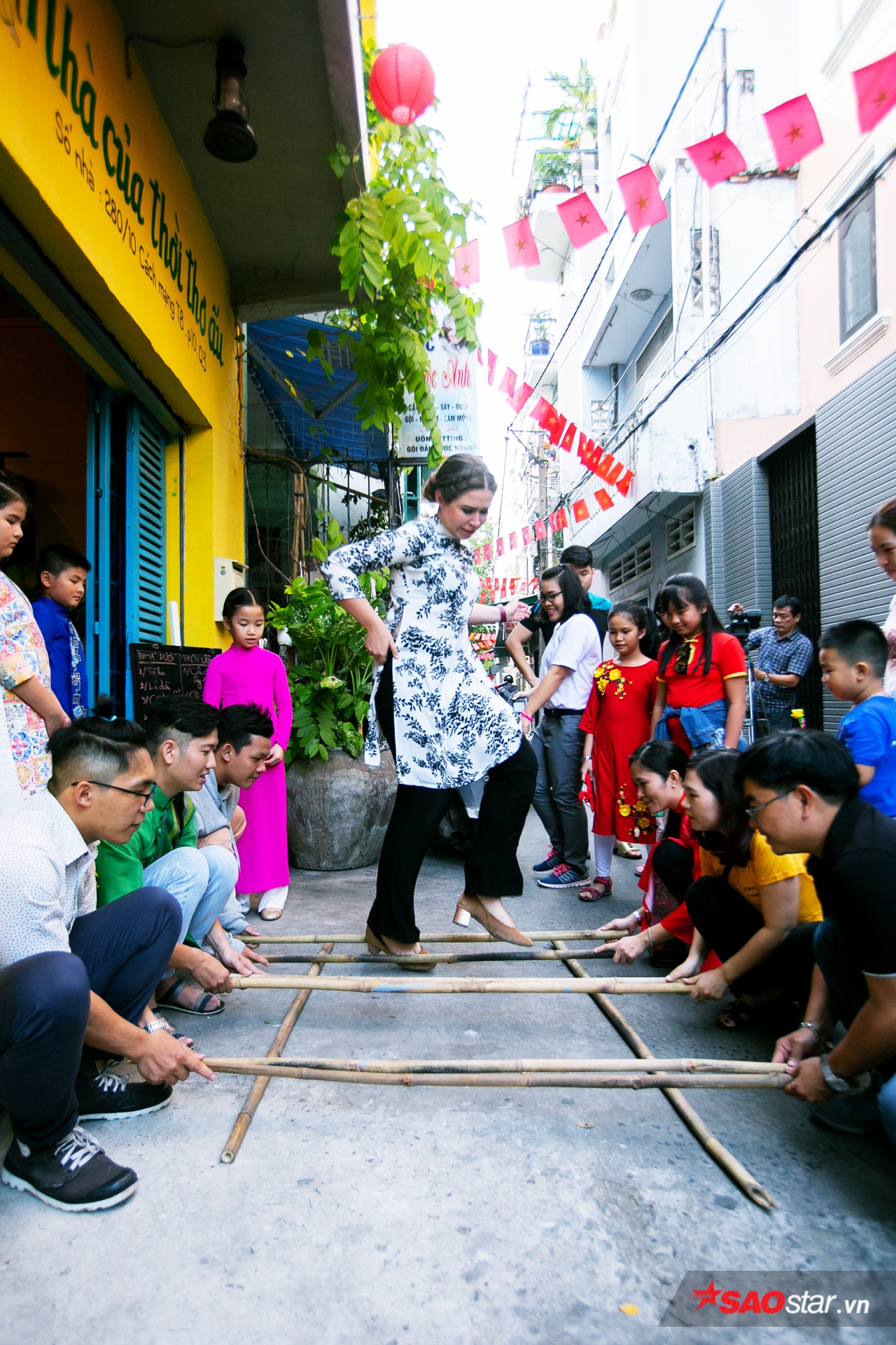 Vui như Tết nhà mình: Nơi tụi con nít Sài Gòn tập làm mứt, nặn tò he và quậy tưng bừng trước khoảng sân nhỏ xíu