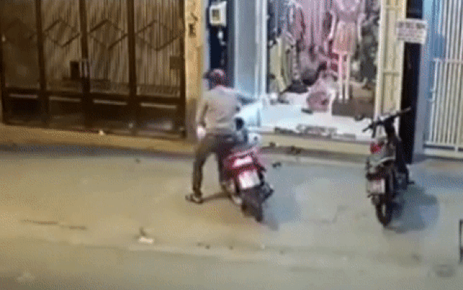 Chủ shop đạp tung cửa đuổi theo đối tượng ngang nhiên bẻ khóa trộm xe máy trước cửa hàng quần áo Ảnh 2