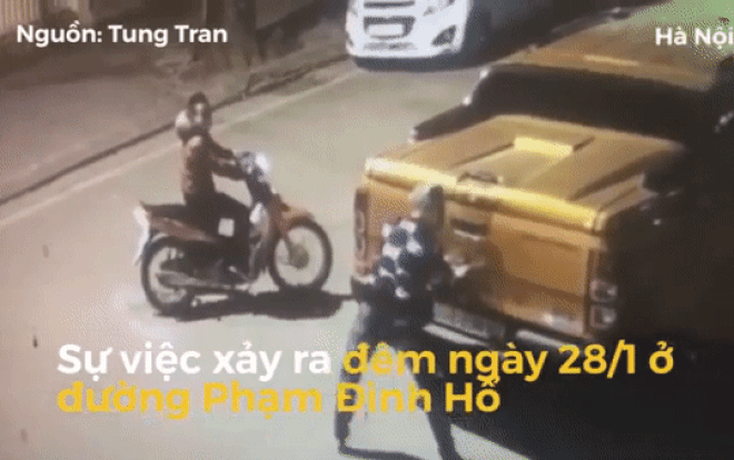 Clip 2 nam thanh niên ngang nhiên 'vặt' logo xe ô tô dừng ở lề đường gây bức xúc Ảnh 2