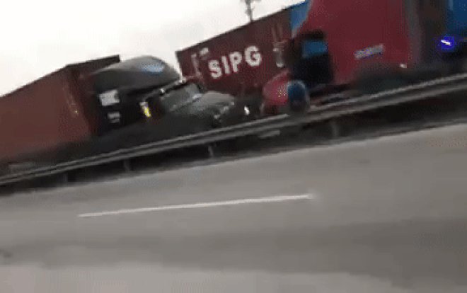 Tài xế container nhảy vọt ra khỏi xe trước khi 'đấu đầu' với một container khác khiến nhiều người thót tim Ảnh 2