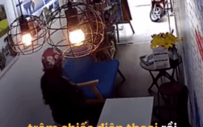 Bà bầu vào cửa hàng không người trông coi, ngang nhiên mở cửa tủ trộm luôn chiếc điện thoại Ảnh 2