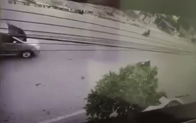 Clip nam thanh niên phóng xe lao thẳng vào xe ô tô chạy ngược chiều khiến nhiều người rùng mình Ảnh 2