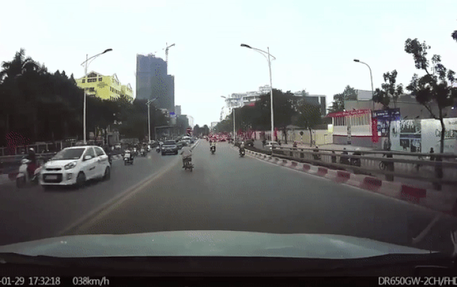 Hãi hùng clip ông chú 'cao hứng' đi ngược chiều lao thẳng đầu ô tô 7 chỗ, chiếc xe máy vỡ tan nát Ảnh 2