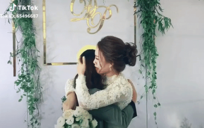 Cô dâu ôm bạn thân khóc nức nở trong đám cưới, nhưng điều khiến nhiều người chú ý lại là món quà cưới Ảnh 2